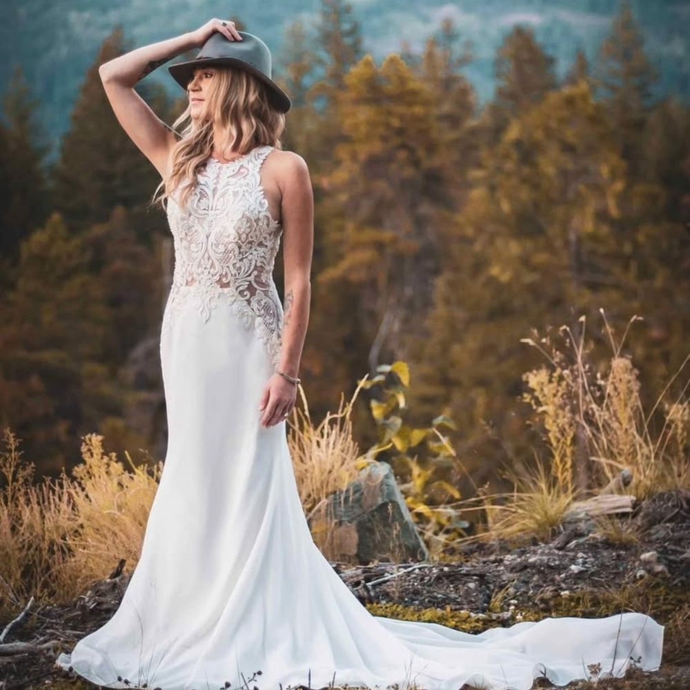 Elegant White Lace Women’s Dress